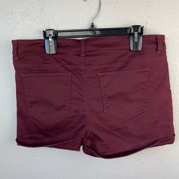 Tinseltown Stretch Fit Maroon Shorts Size 17 EUC - Picture 3 of 5